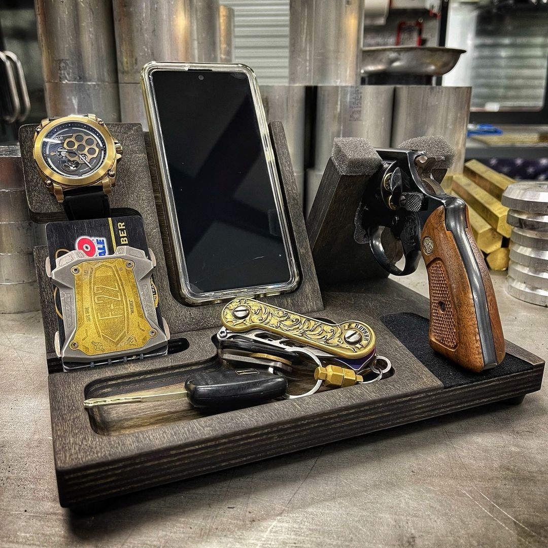 ClearwaterStag's tweet photo. Reposted from @The_KEYBAR "Always utilizing our ClearwaterStagWorks EDC Valet to show off some of our best gear.⁠"
Vice hardware
rvlvr⁠
@engraverhand Limited Edition Brass #KeyBar with brass #MagNuts⁠
@smithandwessoninc⁠
#EDCtray #EDCgear #EDCcommunity 
#everydaycarry https://t.co/IUYgqMJ8qB