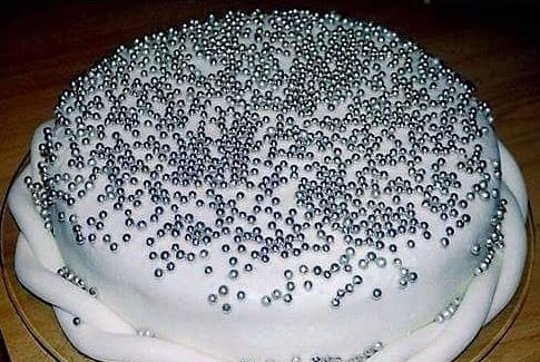 frasesdem3rda's tweet photo. Vocês são muitos jovens, mas antigamente decoravam-se bolos de aniversário com chumbos de pressão de ar https://t.co/07BuQPrZOy