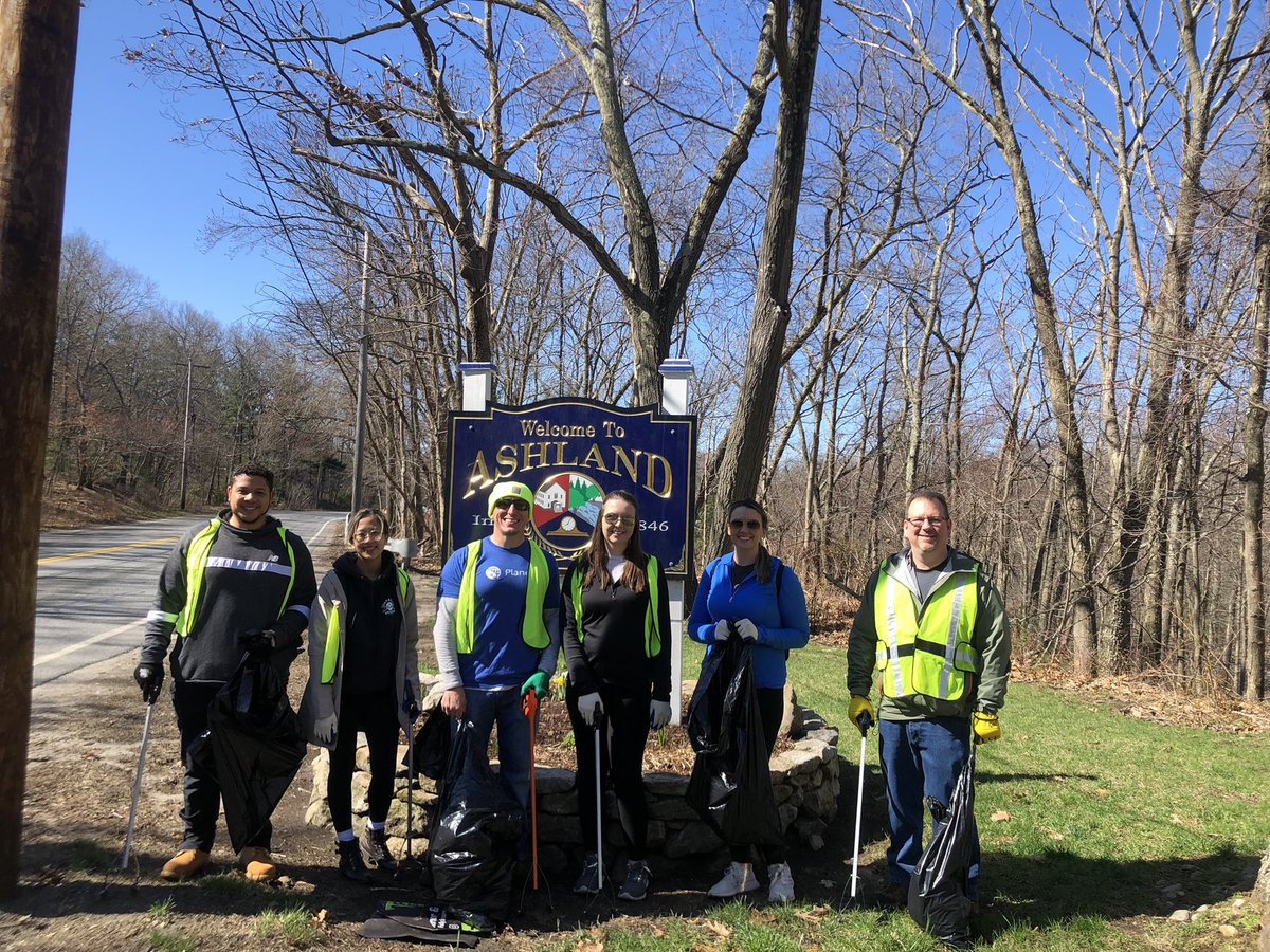 BHLevesque's tweet photo. 80 Dell #volunteers helped the Planet NE ERG clean up the 1st 8 miles of the #BostonMarathon route in our hometown of Hopkinton + Ashland and some of Framingham. #dobeautifulthings #litterfreemass thank you @Keepmabeautiful for the support! #iwork4dell #progressmadereal https://t.co/TiMnGVkWF9