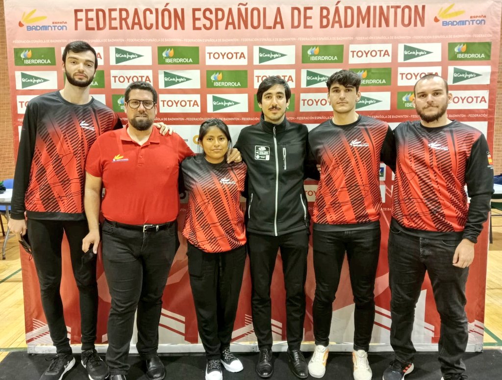FEBAMUR's tweet photo. ¡Imprescindibles!

El colectivo arbitral de nuestra Federación en la final del Top10 de División de honor en Sevilla. 

Juez árbitro, árbitro de pista y 4 jueces de línea. (CNAB) @BadmintonESP 🏸🇪🇸 @TurismoRM_ 

#ColectivoArbitral #ParteFundamental #Arbitraje #Control https://t.co/DcJIjTsEMo