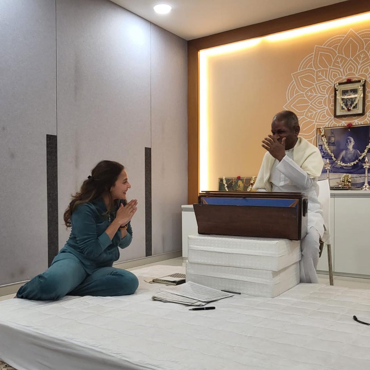 ash_rajinikanth's tweet photo. My Monday mid noon couldn’t have been more musical n magical 🎹🎼 always a delight to spend time with my dearest @ilaiyaraaja uncle …🧡#mondayvibes #workmodeon🔛 https://t.co/SEl2FwAHyg