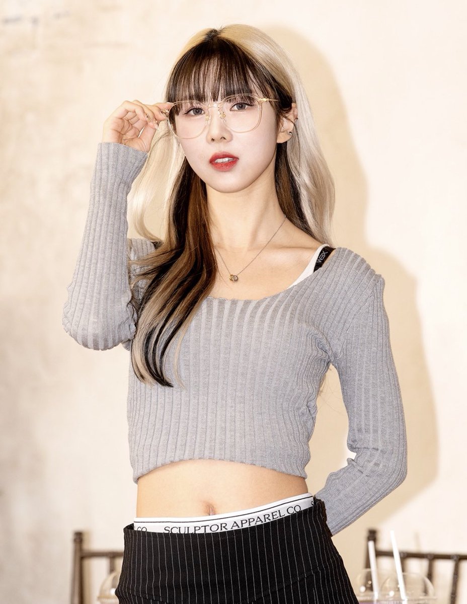 kyoohyeons's tweet photo. she looked ✨👏🏼 SEN 👏🏼 SA 👏🏼 TION 👏🏼 AL 👏🏼✨ this day https://t.co/rmIEr2NyXc