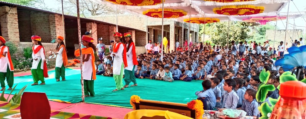 गुलाबगंज, राजगुरु विद्या मंदिर में विद्यार्थियों के विदाई समारोह कार्यक्रम में बतौर मुख्य अतिथि के रुप में समल्लित होने का अवसर मिला। इस अवसर पर स्थानीय सरपंच श्रीमती निरमा देवी, भाजपा मंडल अध्यक्ष श्री लक्षमन कोली, सहित गणमान्य लोग एवं विद्यालय परिवार मौजूद थे।
