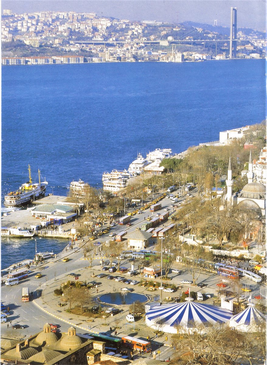 Üsküdar'da Ramazan bir başkaydı.
Bu görüntü de tarih oldu. Bilenler bilir ancak
Üsküdar 20-25 sene önce kadar
Fotoğraf: O zamanlarda dağıtılan Üsküdar Belediyesi bültenlerinden birinden...