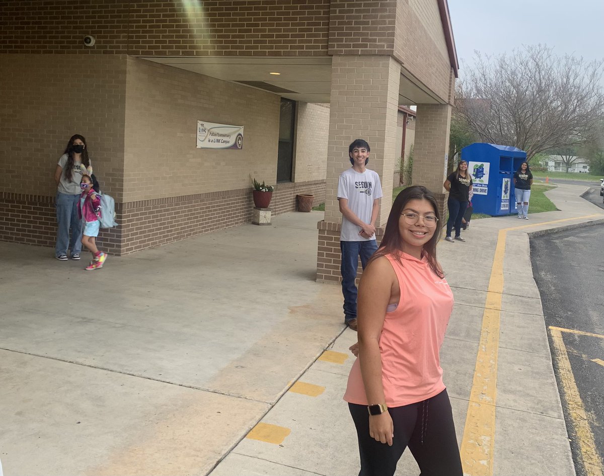 MatadorTennis's tweet photo. Loved seeing so many smiling faces as the Matador Tennis Team opened doors and greeted students at @PatlanES and @McQueeneyESISD. 

@SeguinHSTx @SeguinISD 

#1Heart1Seguin #MatadorPride #VivaSeguin https://t.co/FwkkO82PUN