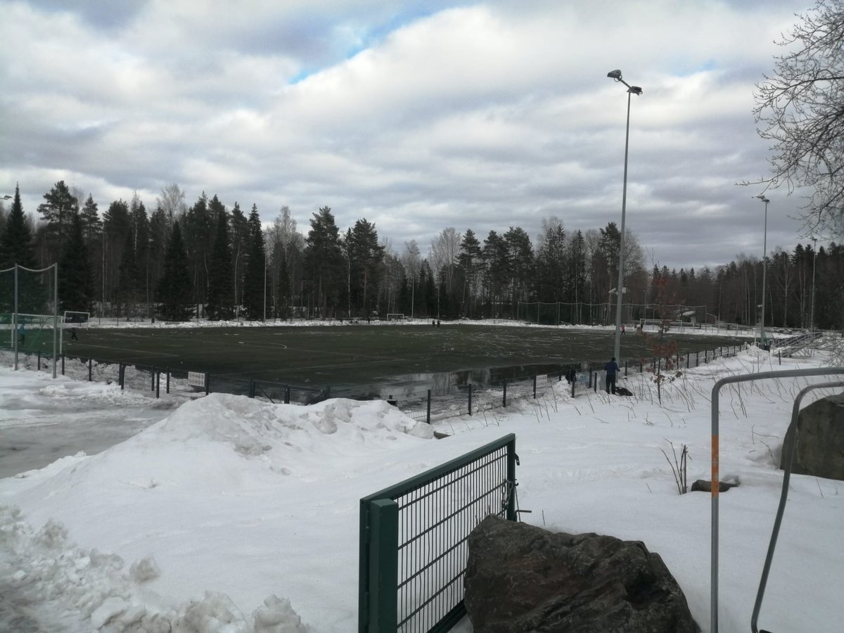 NoPS_05's tweet photo. Aamulla näytti vielä huonolta, mutta sitten seurojen toimijat, pelaajien vanhemmat ja pelurit näyttivät, että talkoohenkeä edelleen löytyy! Eikä mennyt kauaa, kun jo ensimmäiset omatoimi-treenaajat valtasivat viheriön!
@Nokiankaupunki #fcnokia #nops https://t.co/7RIQVz4FLJ