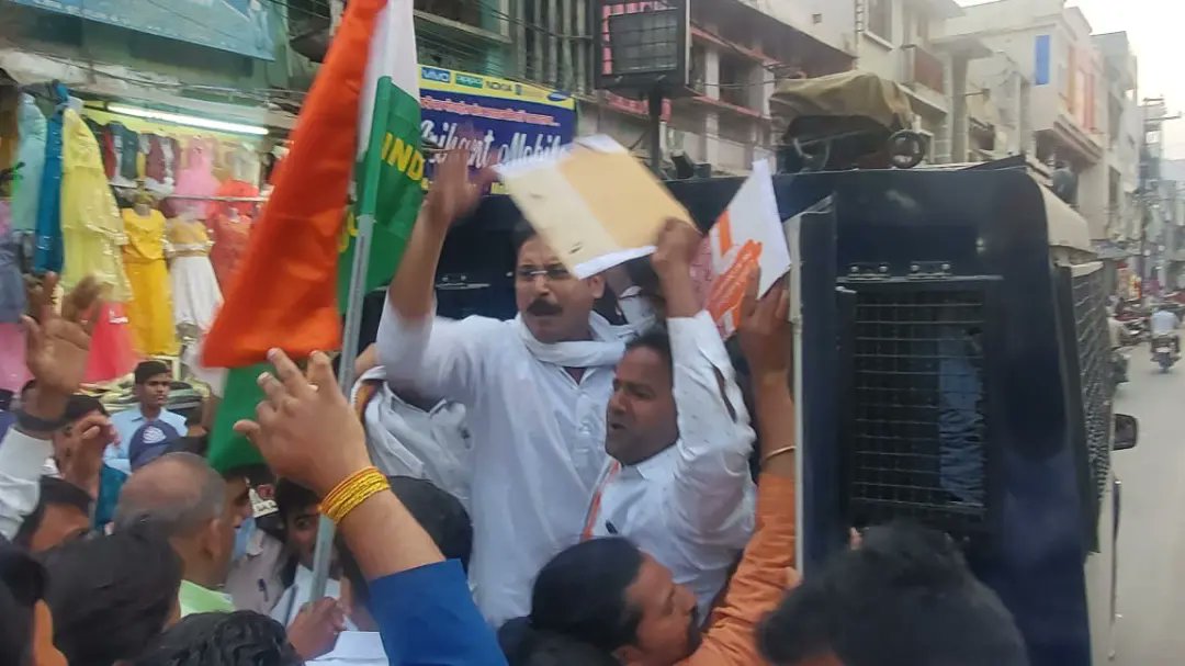 shivaendrasingh's tweet photo. आज युवक कांग्रेस के तत्वाधान में व्यापम घोटालों ,महंगाई के विरोध में माधवगंज चौराहे पर धरना प्रदर्शन कर गिरफ्तारी दी। इस अवसर पर क्षेत्र के लोकप्रिय विधायक श्री @ShashankINCVDS जी ,कांग्रेस जिलाध्यक्ष श्री @NishankJain_ जी प्रियंका किरार जी... https://t.co/KfZnVKEIgR
