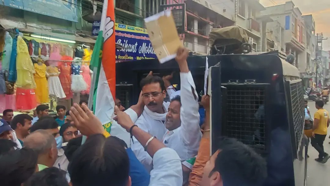 आज युवक कांग्रेस के तत्वाधान में व्यापम घोटालों ,महंगाई के विरोध में माधवगंज चौराहे पर धरना प्रदर्शन कर गिरफ्तारी दी। इस अवसर पर क्षेत्र के लोकप्रिय विधायक श्री @ShashankINCVDS जी ,कांग्रेस जिलाध्यक्ष श्री <a href="/NishankJain_/">Nishank Jain Ex MLA</a> जी प्रियंका किरार जी...