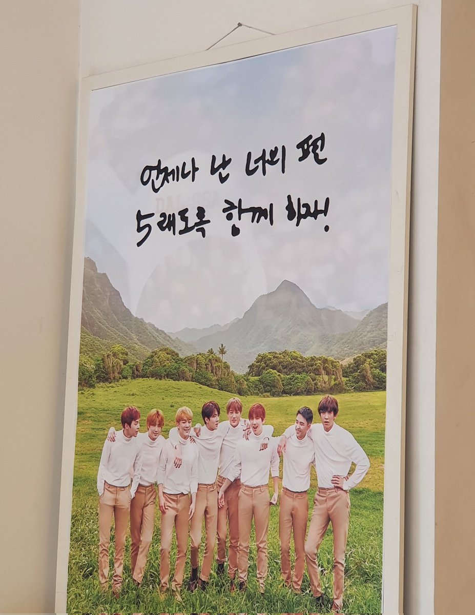 silvercloud0408's tweet photo. ❤️220409 엑소 10주년 카페❤️
#엑소와_엑소엘의_열번째_봄나들이
#언제나_우린_너희편_오래도록_함께하자
슬로건 모아서 한번에 보니까 추억돋아서 너무 좋았다💙ㅜㅅㅜ💙
(@L1485_BDAY 예쁜카페 감사합니다❤️) https://t.co/ECSiozkCn4