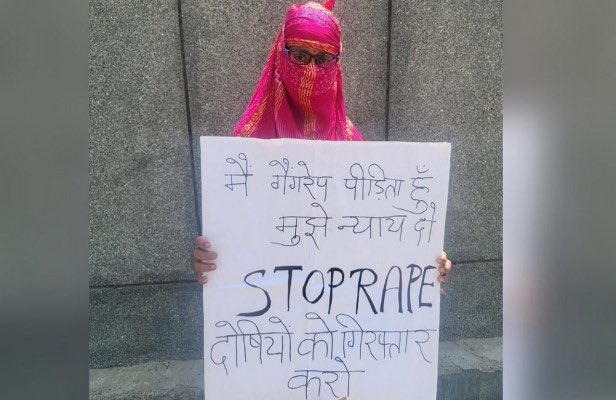 yogitabhayana's tweet photo. फरीदाबाद की युवती का ग्रेटर नोएडा वेस्ट में गैंगरेप, न्याय के लिए खा रही दर-दर की ठोकरें,नोएडा कमिश्नर ऑफिस के बाहर दिया धरना !!
 @CP_Noida @noidapolice https://t.co/00iqQhSzap