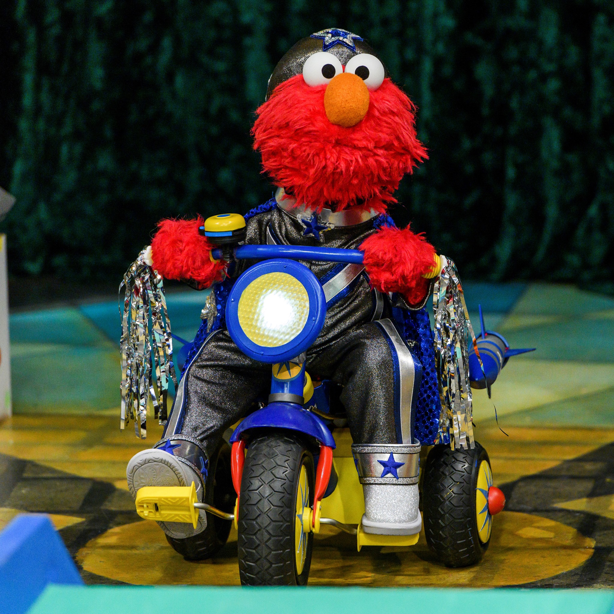 □□ セサミストリート エルモの三輪車 ボタンを押すと歌いながら