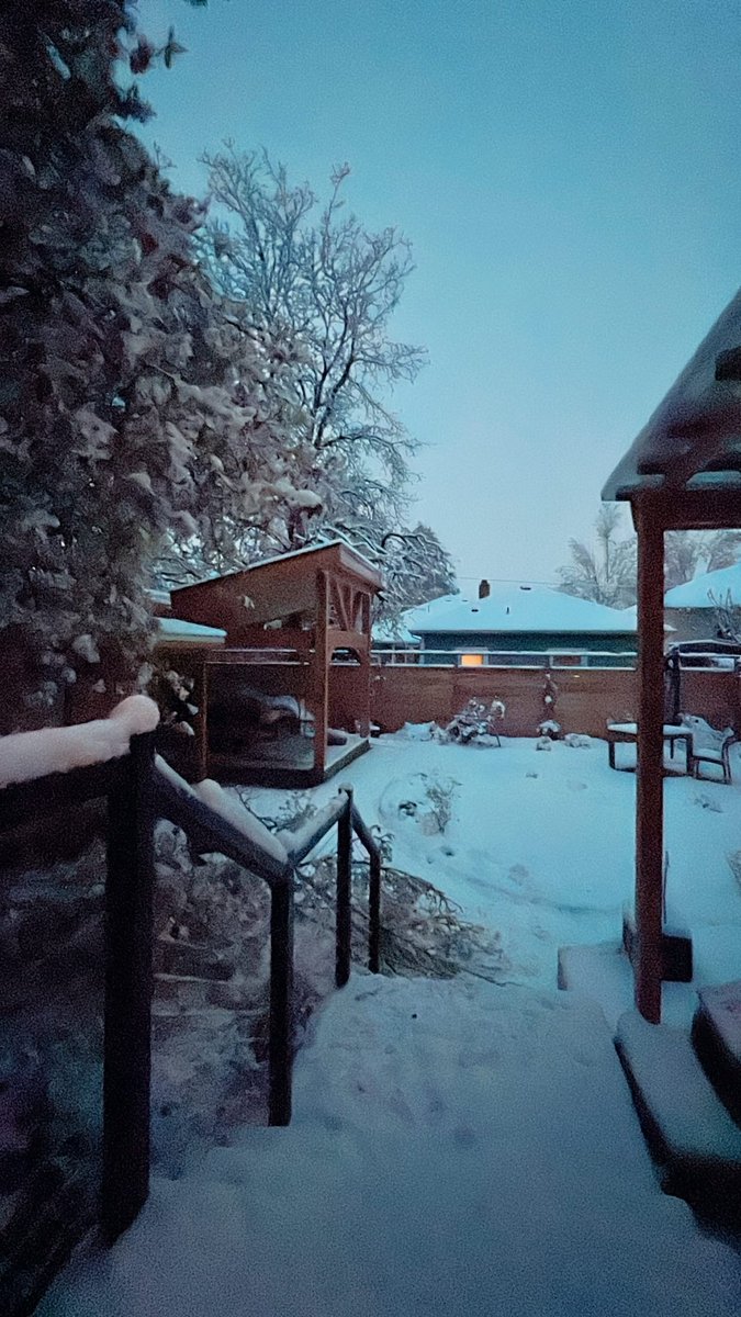 dkamhout's tweet photo. Last summer Portland Oregon heat hit 116F, today we have snow in April for the first time since records started in 1940….  #ListenToThePolarBear https://t.co/IJk15qHfz1