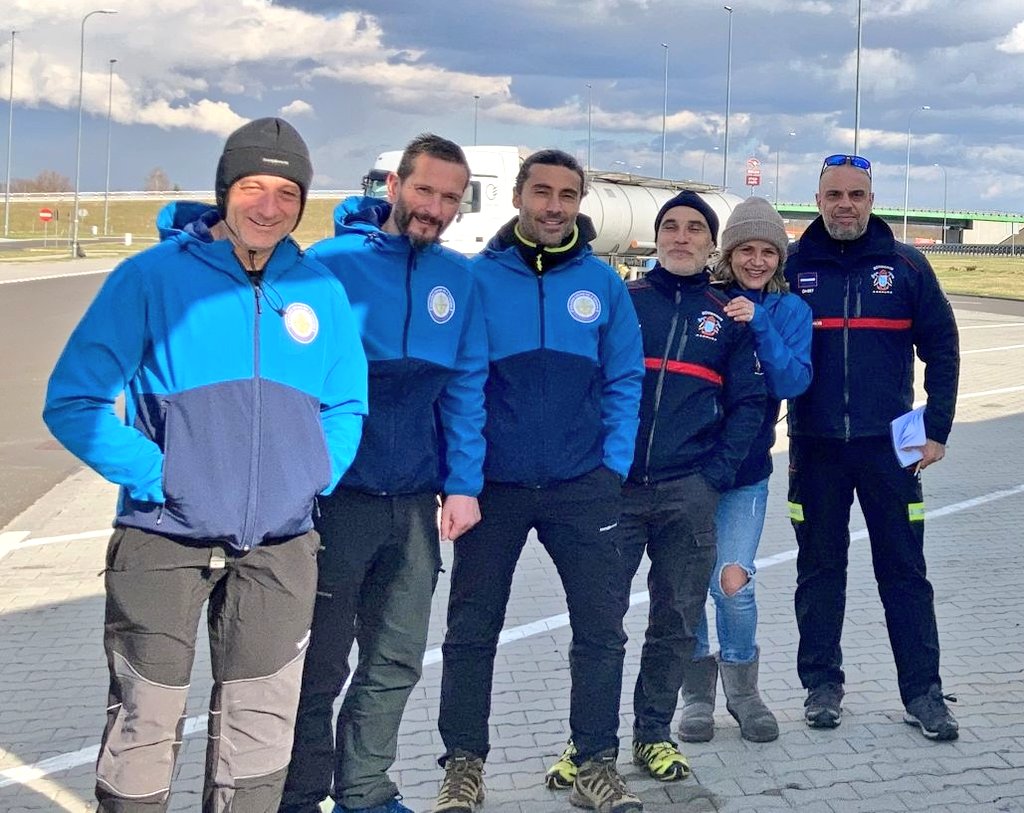 Aplcoruna's tweet photo. 🇺🇦 Tras moitas horas de viaxe, xa temos no punto de encontro ós nos@s compañeir@s á espera da chegada das persoas refuxiadas para emprender o camiño de volta a nosa cidade.

#CoruñaSolidaria https://t.co/UUnIiWcBrf