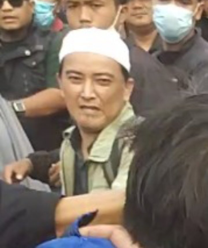 MasCuking's tweet photo. Dari awal gua incer kadrun2 berpeci putih yang ngeroyok Ade Armando ini..

Kena juga muke lo pade.. @DivHumas_Polri @CCICPolri https://t.co/YsMwws4HZB