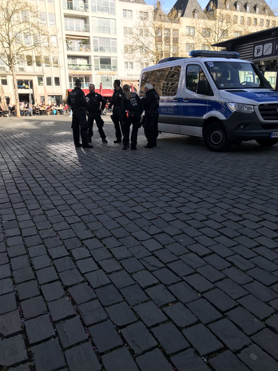 LoveGuerillero's tweet photo. @OgRD_Buendnis 🖤❤️ #Köln #k1104 #NachDenRechtenSehen #GegenJedenAntisemitismus #BetreutesSchwurbel Köln Aktiv nicht unwidersprochen mit Nazis spazieren lassen Gegenprotest steht https://t.co/W6a0cu1X08