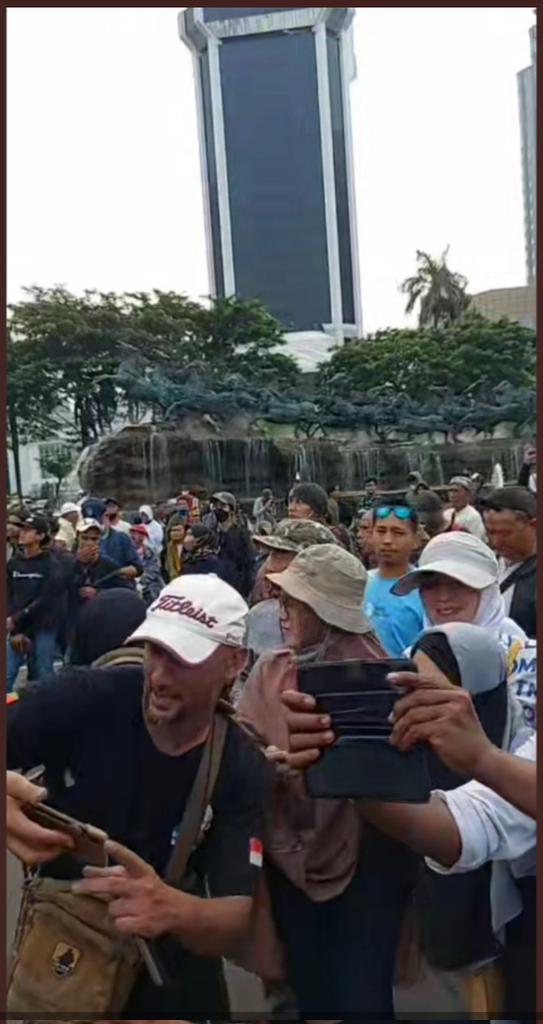 MasCuking's tweet photo. Semua pelaku pengeroyokan Ade armando di depan Senayan itu anak buah si aldo! Pertanyaan, beranikah @DivHumas_Polri @ListyoSigitP @Menkopolhukam @mohmahfudmd amankan Aldo ??? Gue yakin tidak !!! https://t.co/msFqWF1rGW