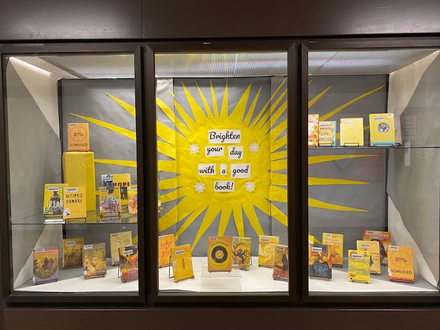 JRMSLibrary's tweet image. Welcome back from Spring Break, JRMS! Start your fourth quarter out right! Pop by the library today, and brighten your day with a good book! 🌞❤️📚