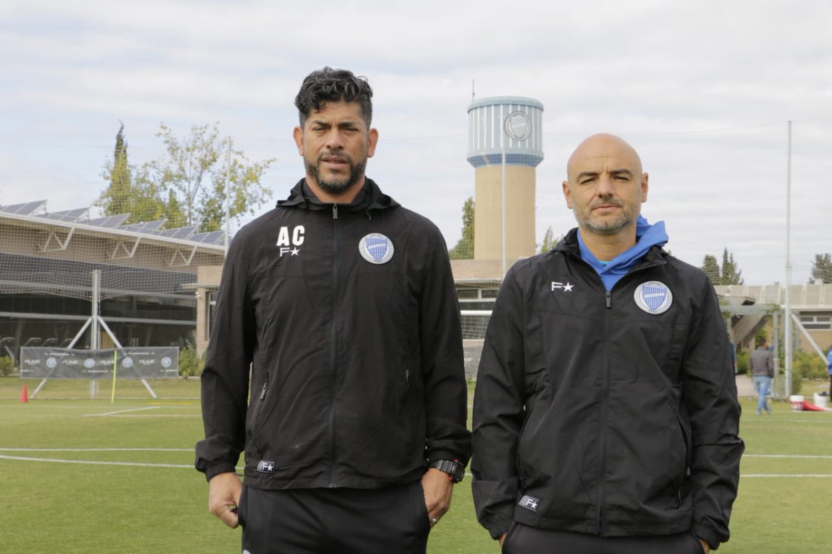 ClubGodoyCruz's tweet photo. #PrimeraDivisión ⚽

Este lunes, el nuevo cuerpo técnico, con la dupla Orsi-Gómez a la cabeza, se presentó ante el plantel bodeguero 💪💪💪

#VamosTomba ⚪🔵 https://t.co/ozRTrCaAHi