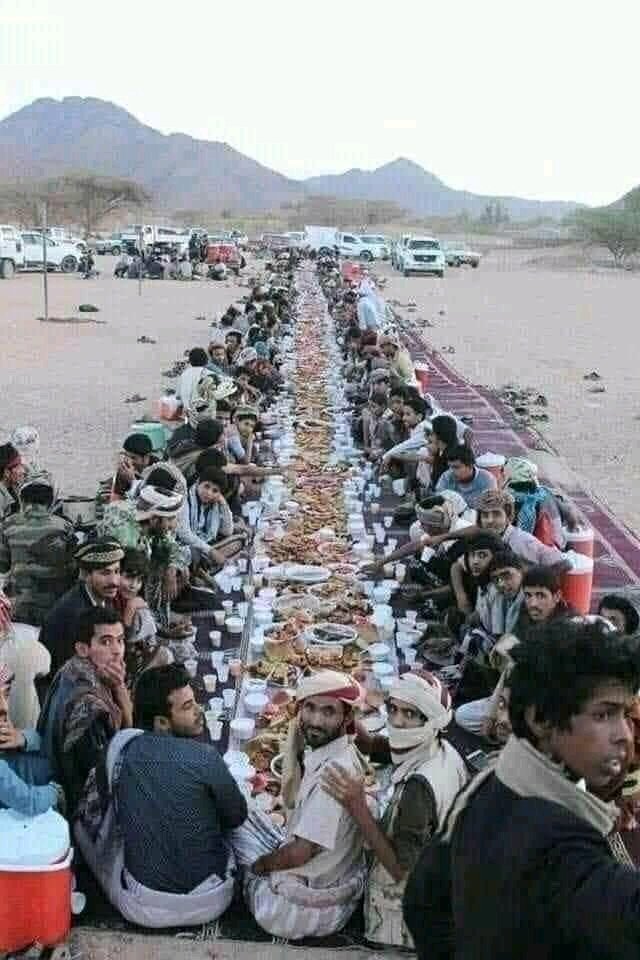 BdalslamAmry's tweet photo. هذه مادبة إفطار للصائمين لمن انقطعت بهم السُبل المسافرين على الخط في محافظة شبوة أهل الكرم والجود https://t.co/IK3dt4a13K