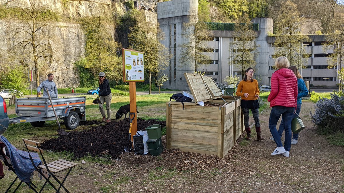 Incroyables73's tweet photo. Nouveau site Incroyables Comestibles au verger "Falaise"   à #Chambery, en cours d'installation. Accolé à des composteurs, ça va dépoter. Le cycle vertueux de la matière organique est de retour en ville ! https://t.co/FiJUYuICup