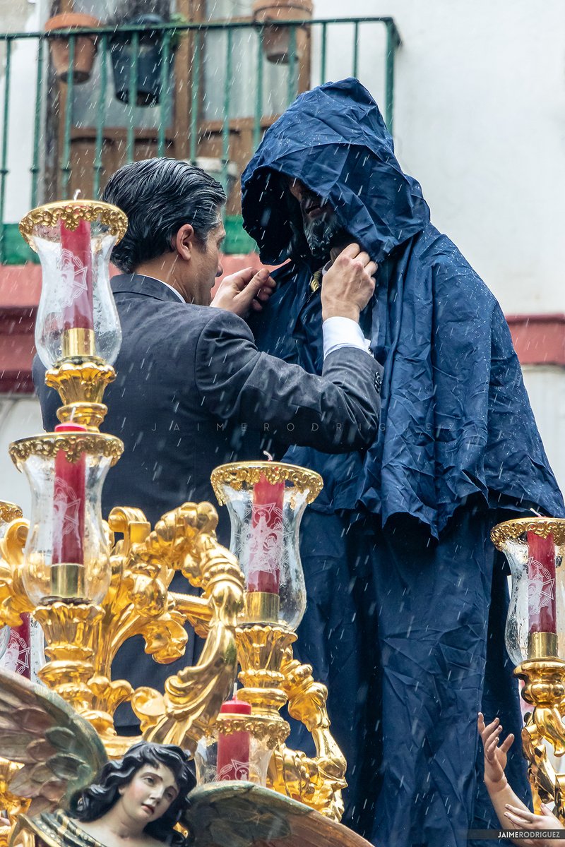 jaimerfz's tweet photo. Bajo la lluvia del Lunes Santo...

#Sevilla
#SSanta22 https://t.co/wPjrZbZWT8