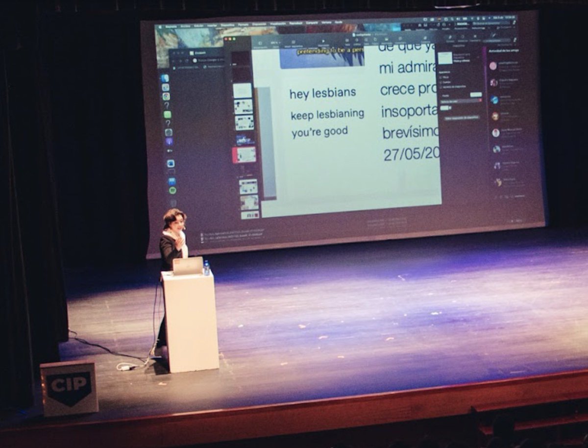 _elizabethduval's tweet photo. Foto de Leo López García en @InterplayFest #Interplay2022 (que ha captado mi atención por el “hey lesbians, keep lesbianing”). https://t.co/BiZrXqsf9b