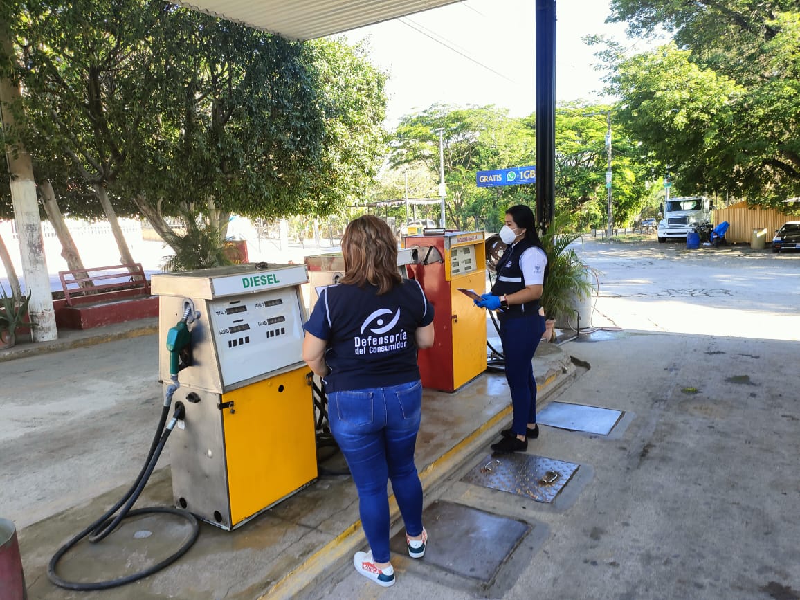 noticias4vision's tweet photo. La @Defensoria_910 realiza inspecciones en diferentes gasolineras del occidente del país, para verificar que los combustibles se estén vendiendo al precio estipulado con el no no cobro del #FOVIAL, #FEFE y #COTRANS. #N4V https://t.co/t0pAf0JTfN