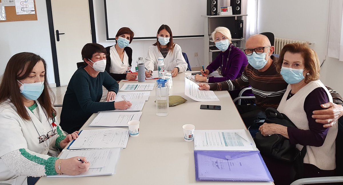 pacientactiuib's tweet photo. Avui reunió amb Lali, Manel i Juana Mari 😃per preparar el taller entre iguals per a persones cuidadores:
▶️ Del 25/04 al 30/05. 
▶️ De 11:30 a 13:30h
▶️ Per a cuidador@s de @CSSonCladera @sonrutlan @CSRafalNou
Gràcies Neus Pueyo Miriam Amador i M.José Herreros de @apmallorca 😄 https://t.co/4fo56hKZTK