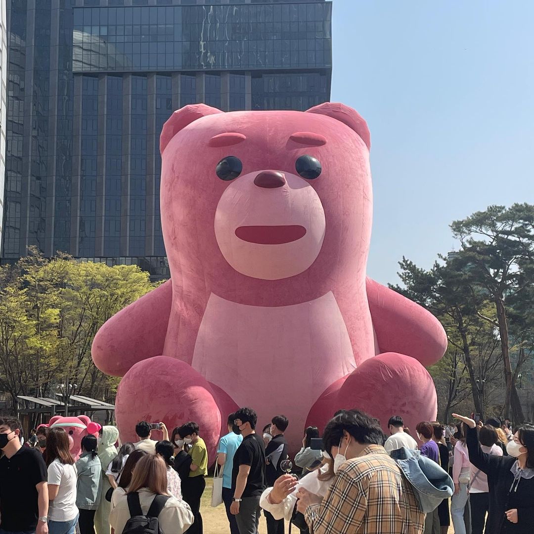 Chickadee_app's tweet photo. Arguably the hottest photo spot in #Seoul, #SouthKorea these days. World Park near Seokchon lake where Belly Gom, a gigantic pink bear, stands to bring more laughter to our daily lives. More than 1mm visitors have come to see this bear!

📷 credit 👉@belly.gom https://t.co/rf1ICeGIis