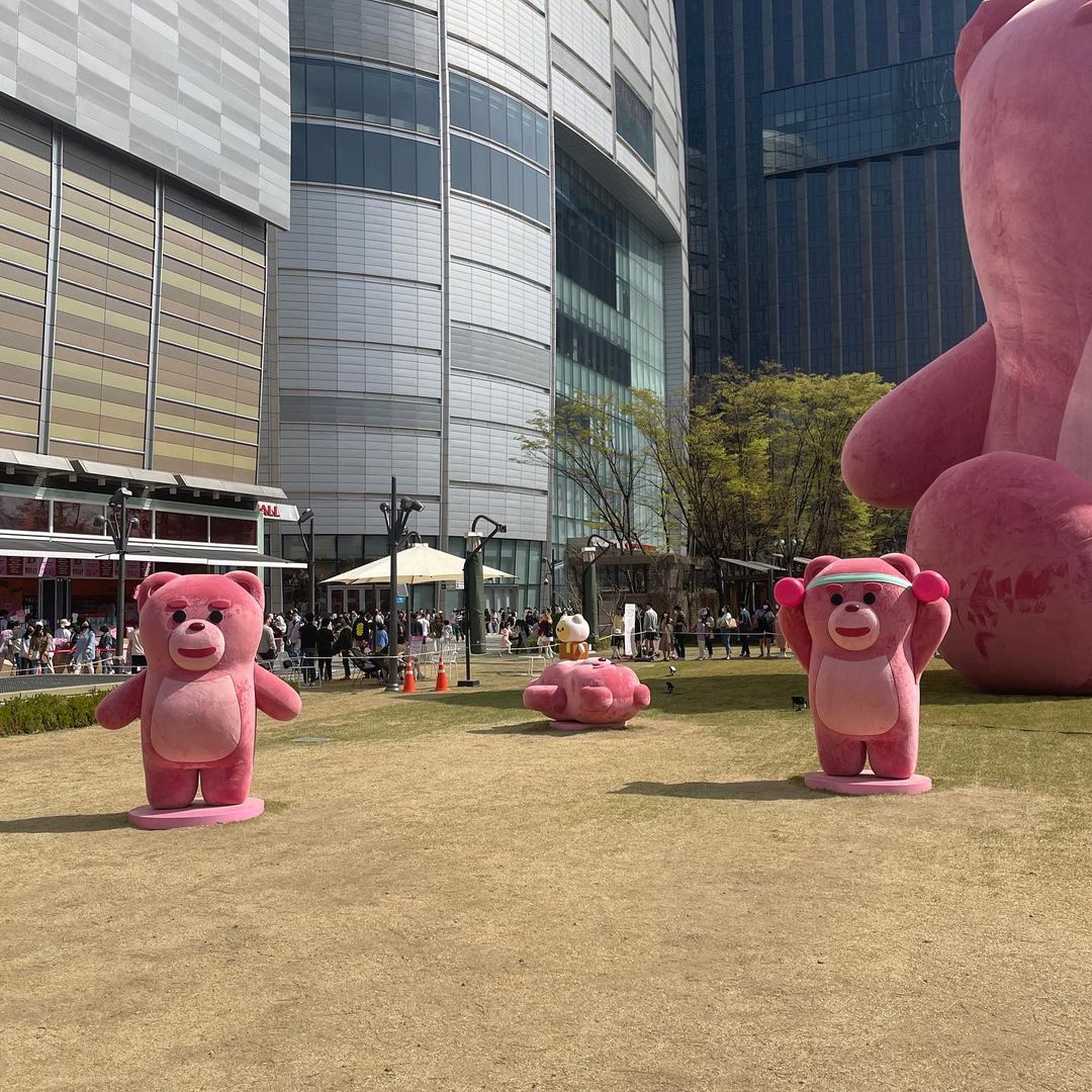 Chickadee_app's tweet photo. Arguably the hottest photo spot in #Seoul, #SouthKorea these days. World Park near Seokchon lake where Belly Gom, a gigantic pink bear, stands to bring more laughter to our daily lives. More than 1mm visitors have come to see this bear!

📷 credit 👉@belly.gom https://t.co/rf1ICeGIis