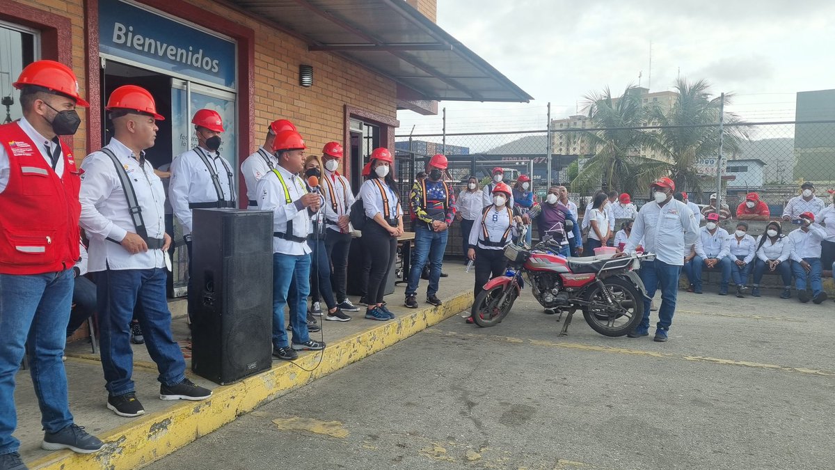 Bolipuertos__ve's tweet photo. ¡Entérate! 🗣 De la mano con la clase trabajadora el Pdte. #Bolipuertos @IrwinAscanio realizó recorrido por los patios del @P_PuertoCabello para interactuar con la fuerza laboral portuaria 🇻🇪 #11Abril #11AResiste #PuebloHeróico #YoSoyBolipuertos @NicolasMaduro @PartidoPSUV https://t.co/YAWOOWjZF4
