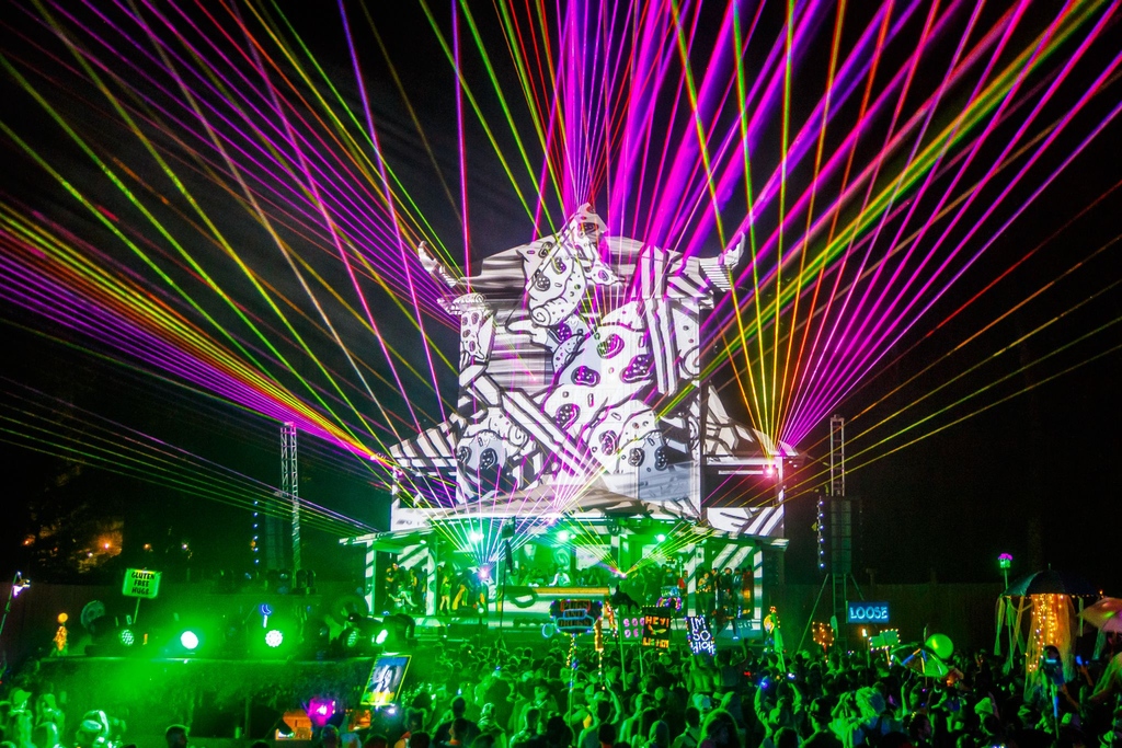 shambhala_mf's tweet photo. LINEUP LOADING 🌈

The 23rd Annual Shambhala Music Festival lineup will be announced Thursday April 14th at 4:00 PM (PST). Thank you for being patient with our team as our Stage Directors booked some truly incredible talent that we can’t wait to reveal 😍

📸 Concert Socks https://t.co/Ws71NCU4o1