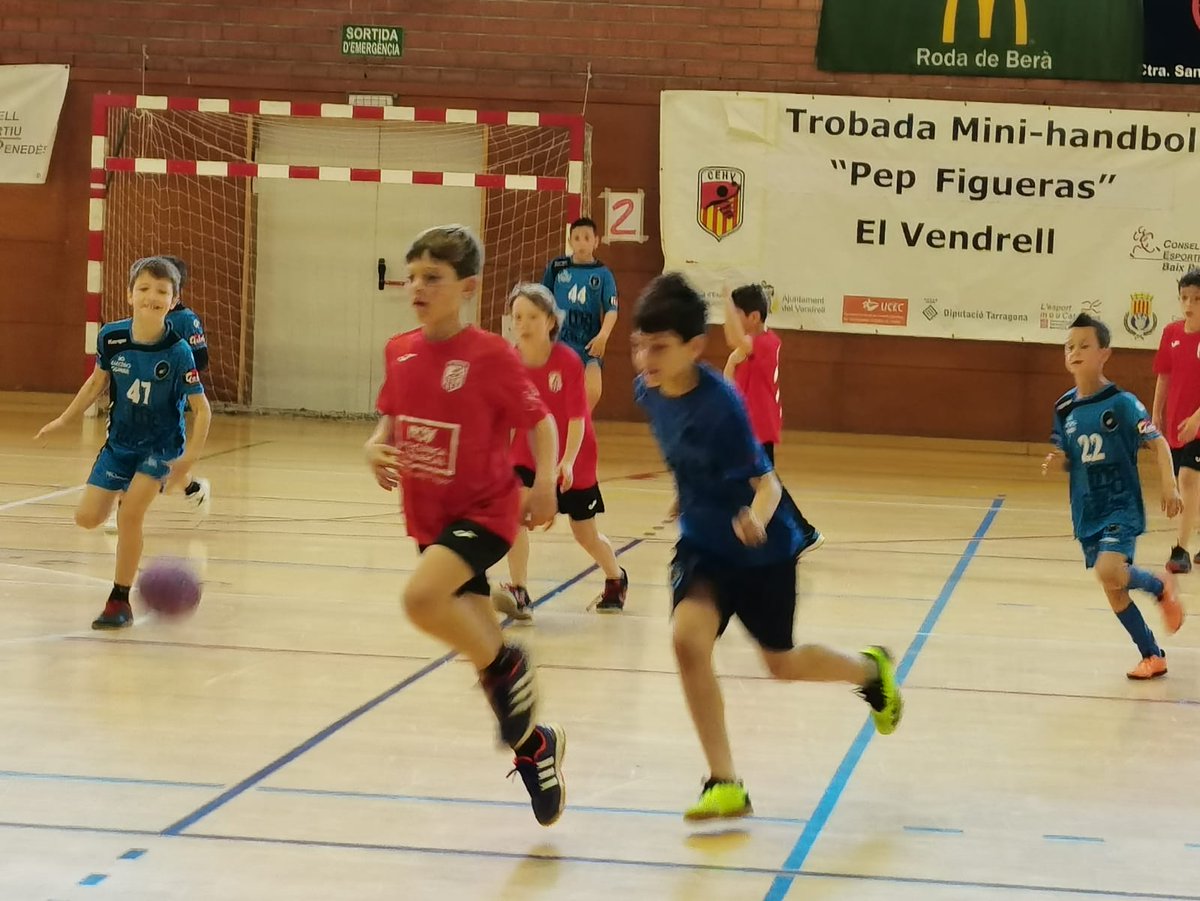 Aquest dissabte més de 200 nens i nenes van participar a la 10a Trobada de minihandbol Pep Figueras El Vendrell.
24 equips des de Vilanova fins a Tortosa.
Gran trobada amb activitats paral.leles al voltant de les instal.lacions esportives