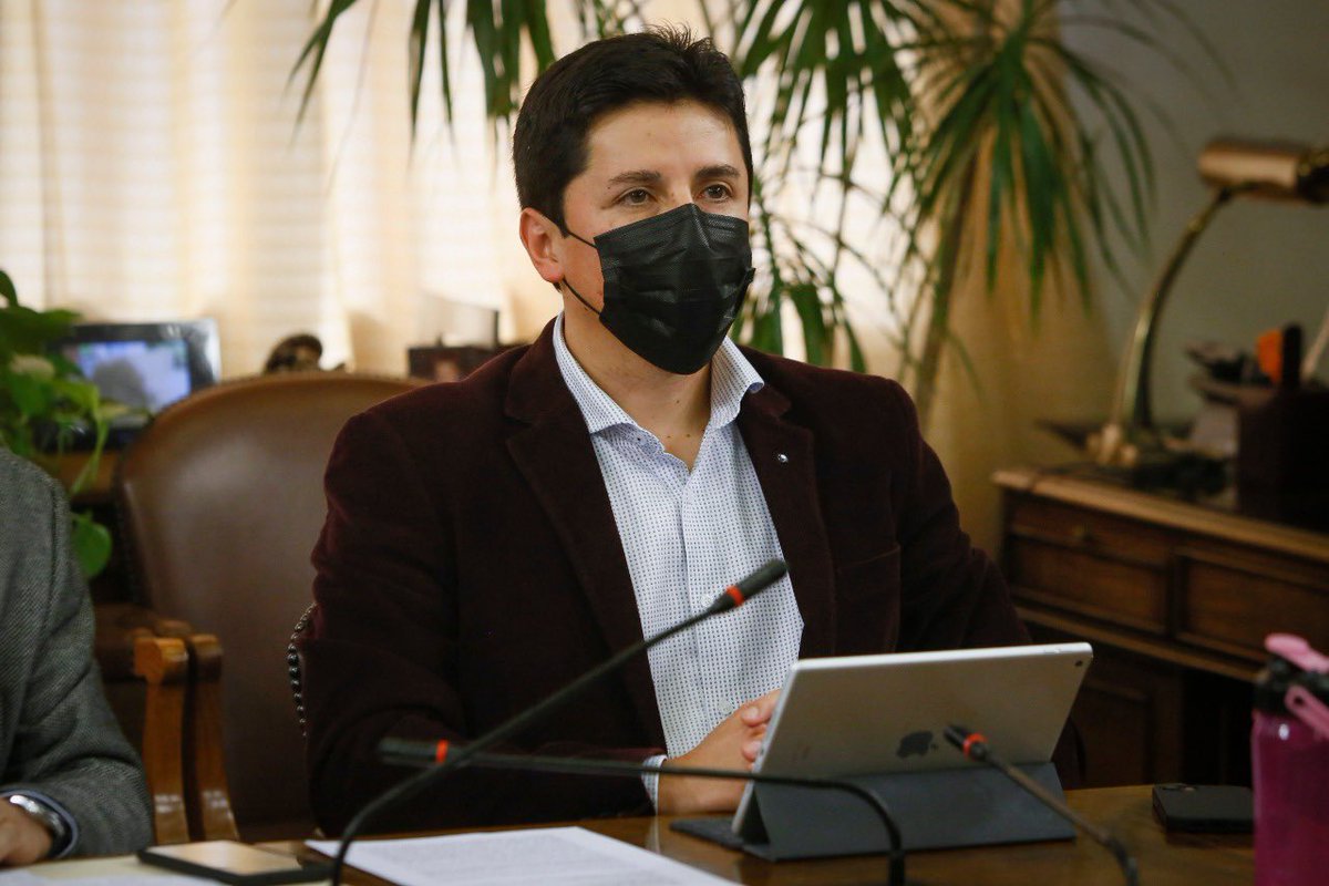 Mauro_GonzalezV's tweet photo. Tras escuchar explicaciones de @seremisalud10 debido al fallecimiento del menor de 3 años intoxicado, en comisión de pesca anunciamos proyecto que sancione a quienes a sabiendas extraigan, apozan, transporten y/o comercialicen mariscos contaminados. https://t.co/xG8u1aX91t