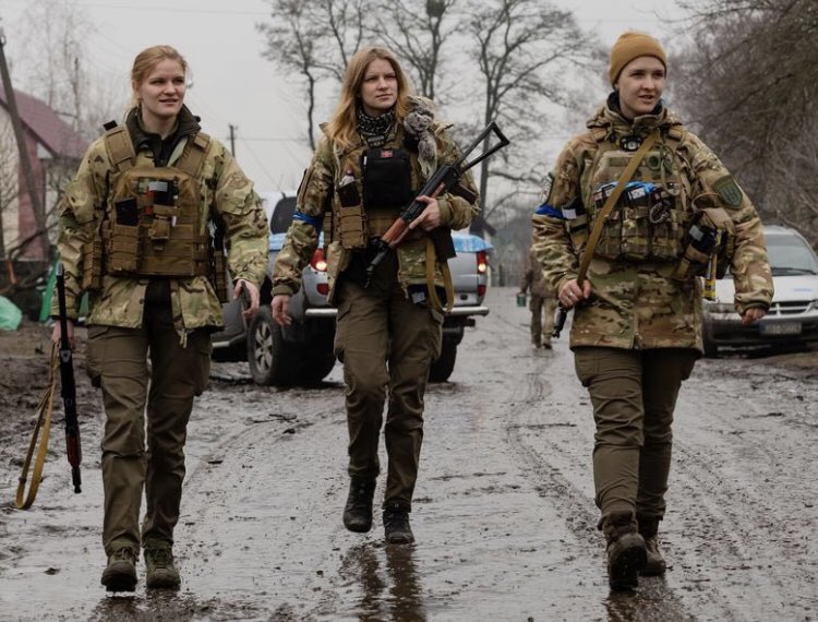 Mujeres ucranianas defendiendo su patria !