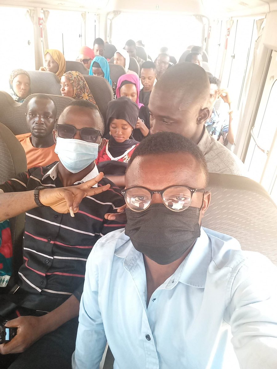 senateur224's tweet photo. #UnivBus, climatisés et confortables, Wi-Fi à l'appui. Mais les étudiants se plaignent du coût de transport. "3.500 GNF c'est pas bon", disent-ils ! https://t.co/BfXtz9WXNd