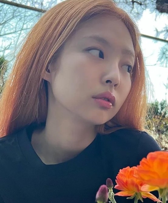 JiniChannel's tweet photo. ¡Nuevo look desbloqueado!

#Jennie de #BLACKPINK de volvió viral en redes sociales, luego de publicar fotografías de su nuevo color de cabello. ¿JiniChingus, les gusta su nuevo estilo?🥰💅 https://t.co/5qdwKtXG1l