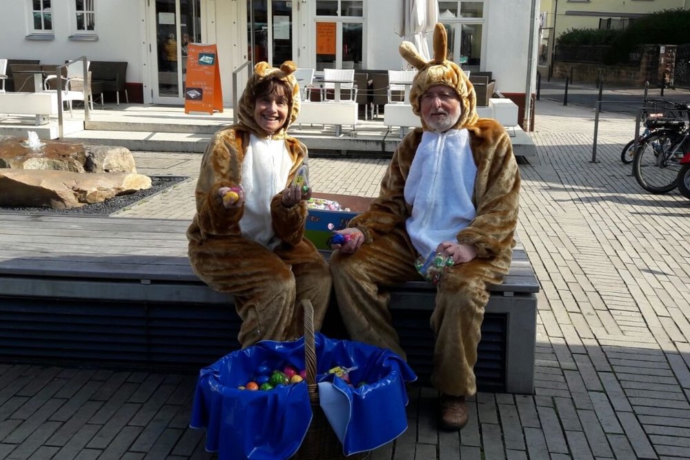 Bad Vilbel. Am kommenden Samstag (16. April) können Familien am Niddaplatz wieder nach dem Osterhasen Ausschau halten: Iris Stockbauer und Oliver Junker vom CDU-Stadtverband sind ab 10 Uhr in Kostümen unterwegs, um Kindern und Eltern eine Freude zu machen.
cdu-bad-vilbel.de/news/osterakti…