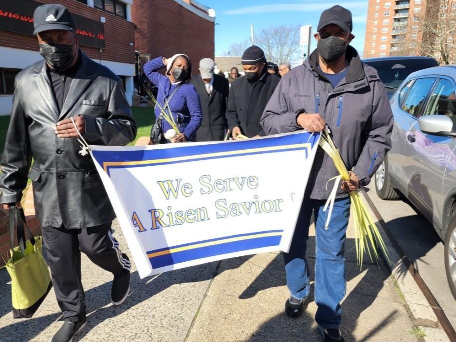NYPD113Pct's tweet photo. Yesterday Mount Baptist Pisgah East Church introduced themselves to their new Queens North community with a parade led by a beautiful pony. π #WeWelcomeYou #QueensNorth #113PCT https://t.co/gPjCMMtCPS