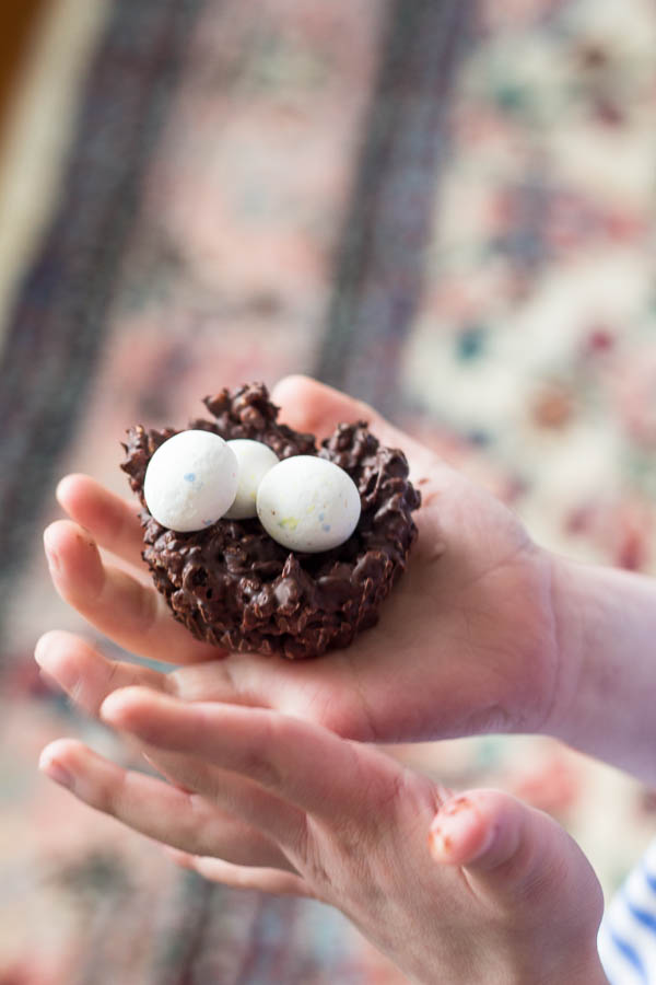 These chocolate nests are so fun to make!
findingsilverpennies.com/chocolate-nest…
#easter #chocolatenests #minieggs