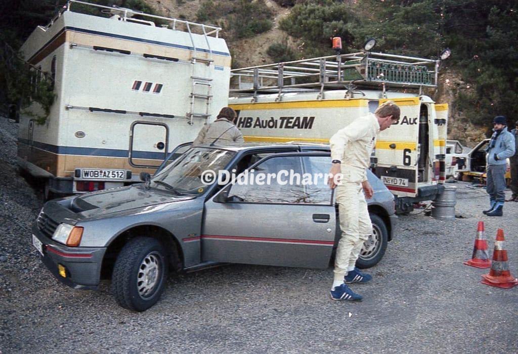 Hemos pedido permiso a Didier Charre (derechos reservados) para poder subir este gran documento..🔙

👉🏻 Se trata de unos test pre Monte-Carlo de Audi Sport, allá por 1984, donde tenían un Peugeot 205 T16 para comparar. Se puede ver a Röhrl probándolo.

¡Brillantes imágenes! 🔝🤩