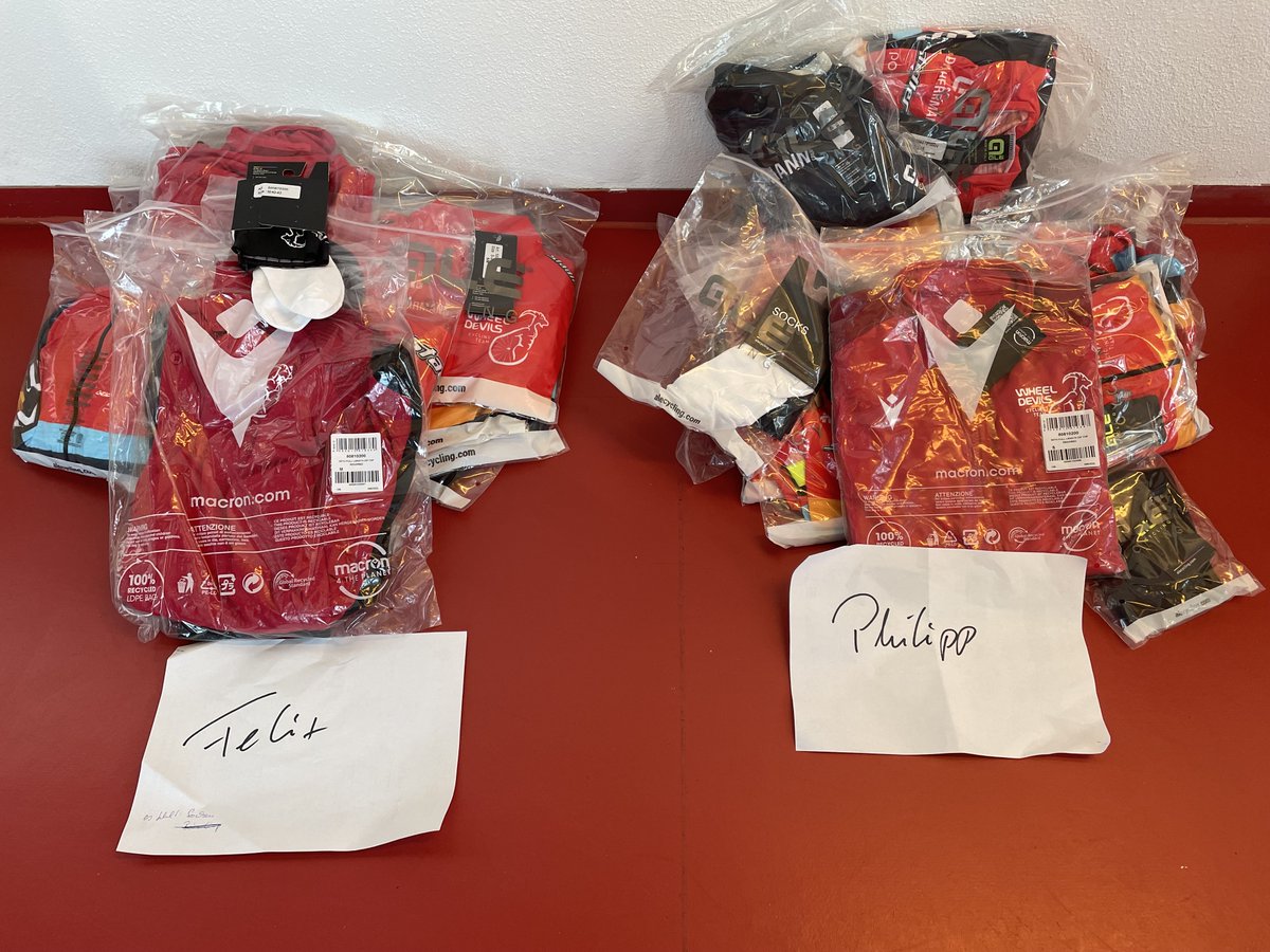 WheelDevils's tweet photo. Das sind die Teampakete, die die Sportler bekommen haben. Felix und Phil unsere Kranken Devils erhalten Ihre Sachen, wenn wir wieder in Berlin sind. Das Paket enthält Hosen, Trikots, Jacken, Westen, Socken, Beinlinge, Armlinge und in doppelter Ausführung. Danke den Sponsoren https://t.co/2fzgdgG7sG