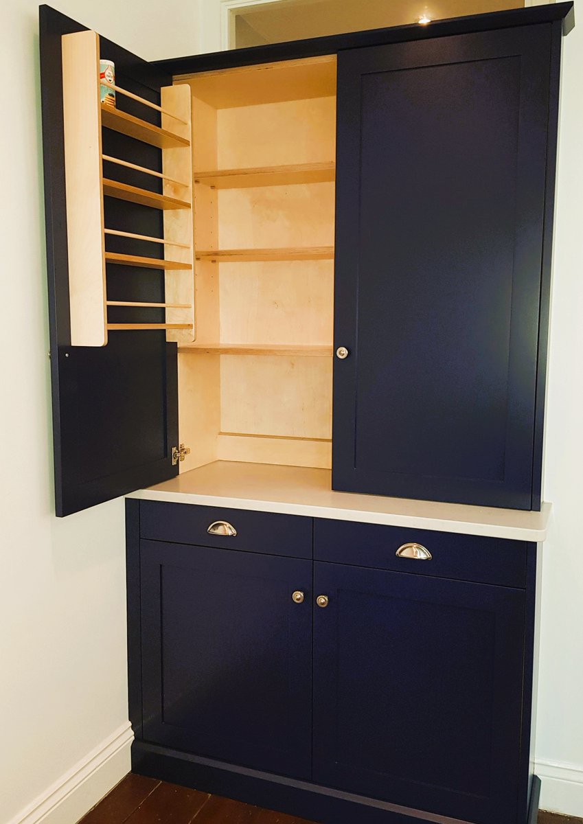 SCUniqueWoodSo1's tweet photo. Smooth running and hassle-free projects are key to us.
🧡🖤 S&amp;C Unique Wood Solutions.

Shaker style kitchen finished in Mylands Blueprint, with Lacquered Birch Ply carcasses, dovetailed drawer boxes and 30mm Carrara worktops with splash back. https://t.co/KI8MAswya3