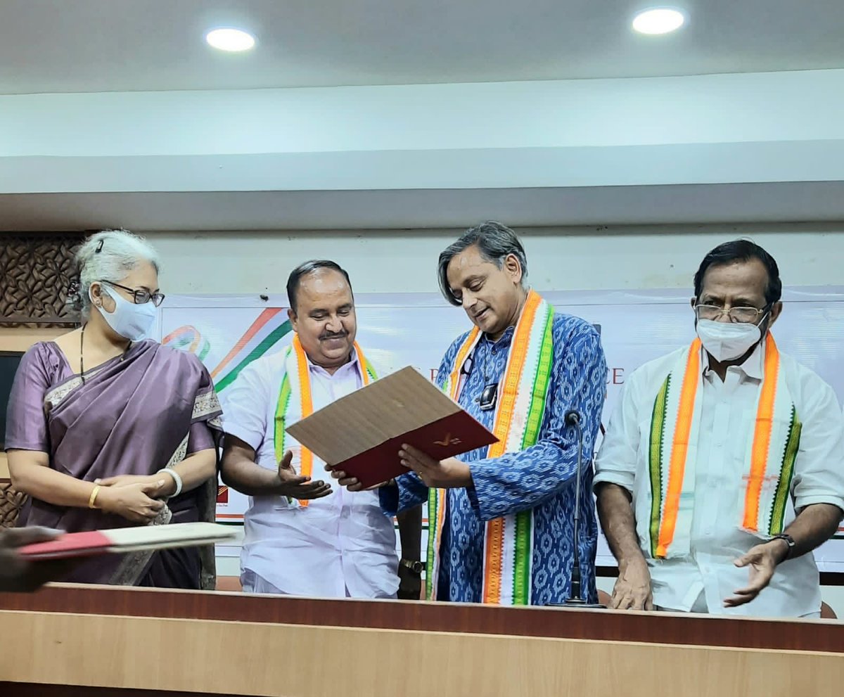 ShashiTharoor tweet picture