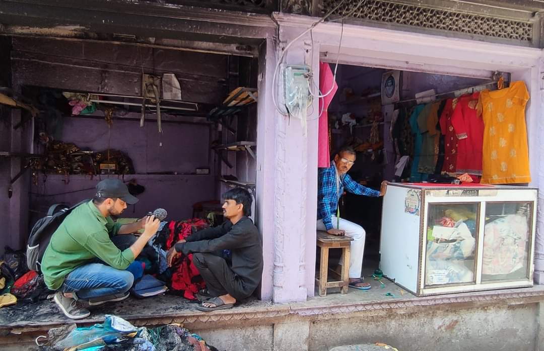 bhupenderc19's tweet photo. दुकान लूट ली गई, जला दी गई , नाम है उस्मान! 
बराबर में दुकान चमचमा रही है नाम है रवि।

 राजस्थान का करौली जिला !
आज का भारत , नफरत के साये में । https://t.co/ftfEQFQM50