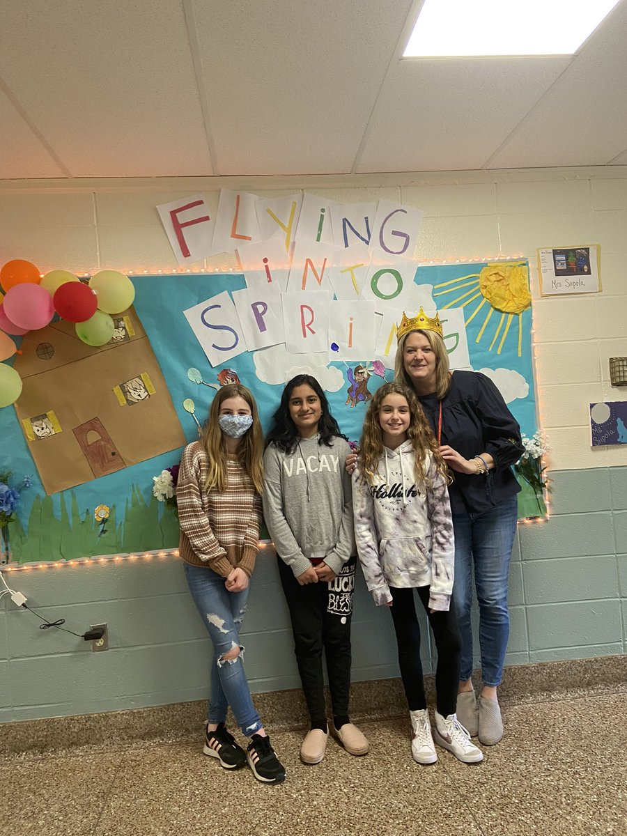 MtView07836's tweet photo. Our 5th grade created “Bulletin Board Wars” winner! Ms. Siipola’s class! @MountOliveTSD @ZywickiR @melandyk https://t.co/Ml8MWN2wZ1