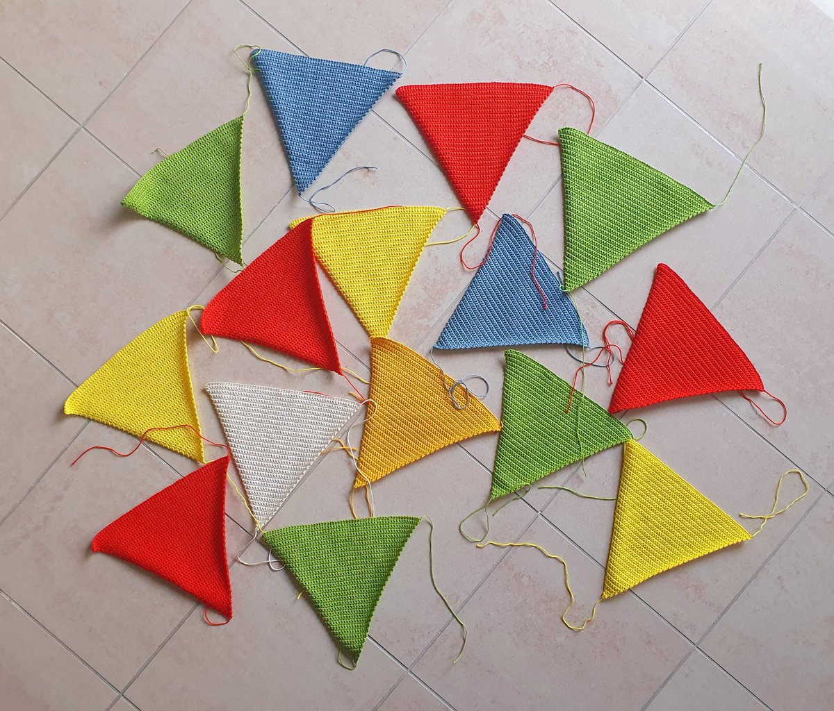 BettinaSRoss1's tweet photo. As the weather is turning from nasty to nice, the #garden decorations are coming along. 2 types of bunting for the fences, one colourful, the other ... more colourful. 😉
#ColoursOf2022
#SummerAtHome
#ProjectHappy
#handmade #crochet https://t.co/6IHU4X6ZiC