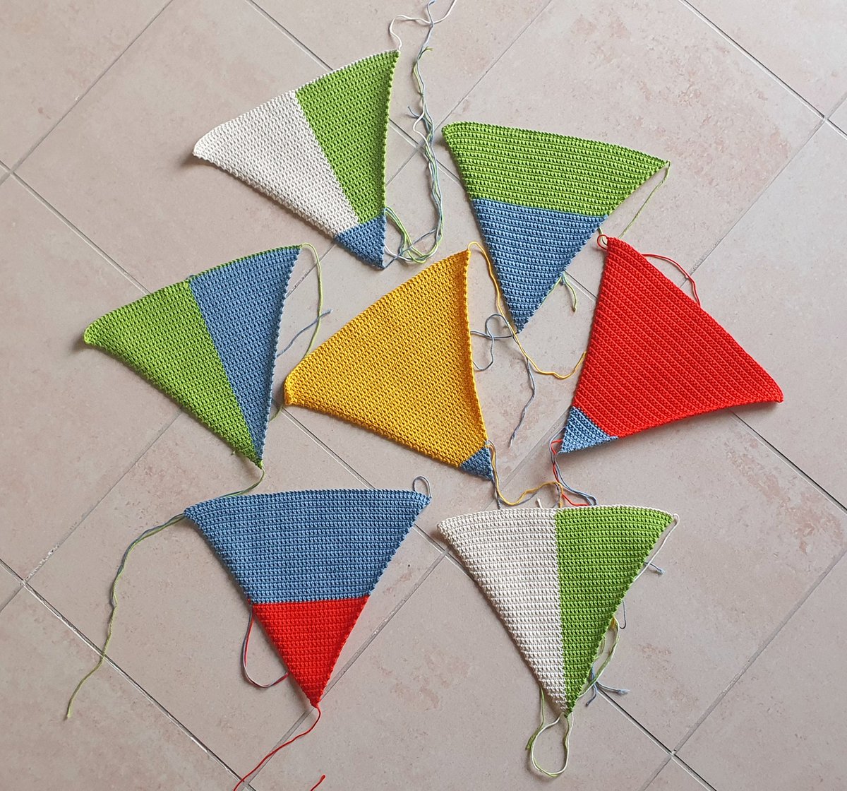 BettinaSRoss1's tweet photo. As the weather is turning from nasty to nice, the #garden decorations are coming along. 2 types of bunting for the fences, one colourful, the other ... more colourful. 😉
#ColoursOf2022
#SummerAtHome
#ProjectHappy
#handmade #crochet https://t.co/6IHU4X6ZiC