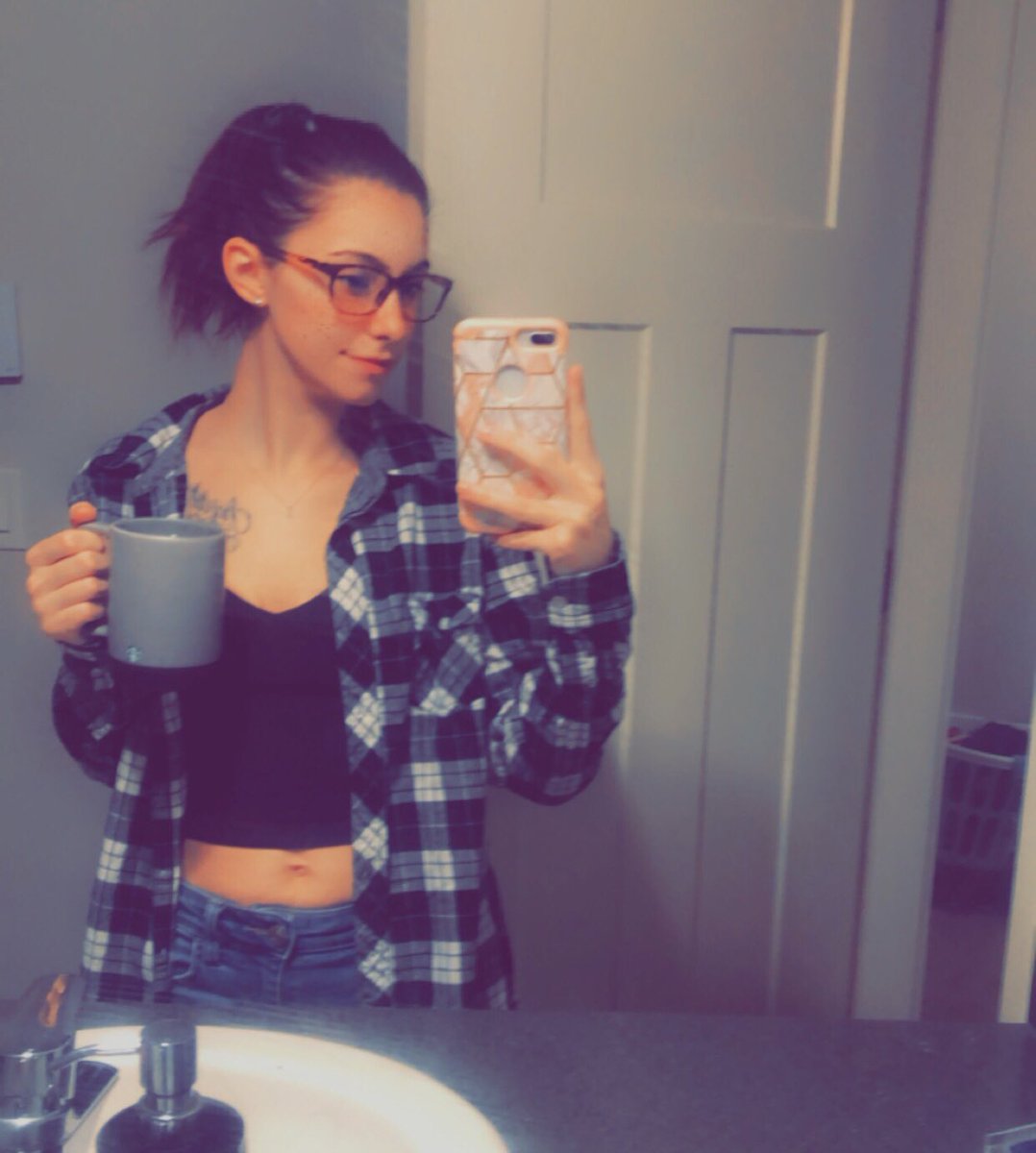 PrincessXOKU's tweet photo. Come say hi to mommy this morning 😘 I need a foot rub and a shopping spree 

#findom #nsfw #domme #finsub #walletrinse #paypig @promoslave @stupidloserfuck @rtfindom https://t.co/cSrhRTrXks