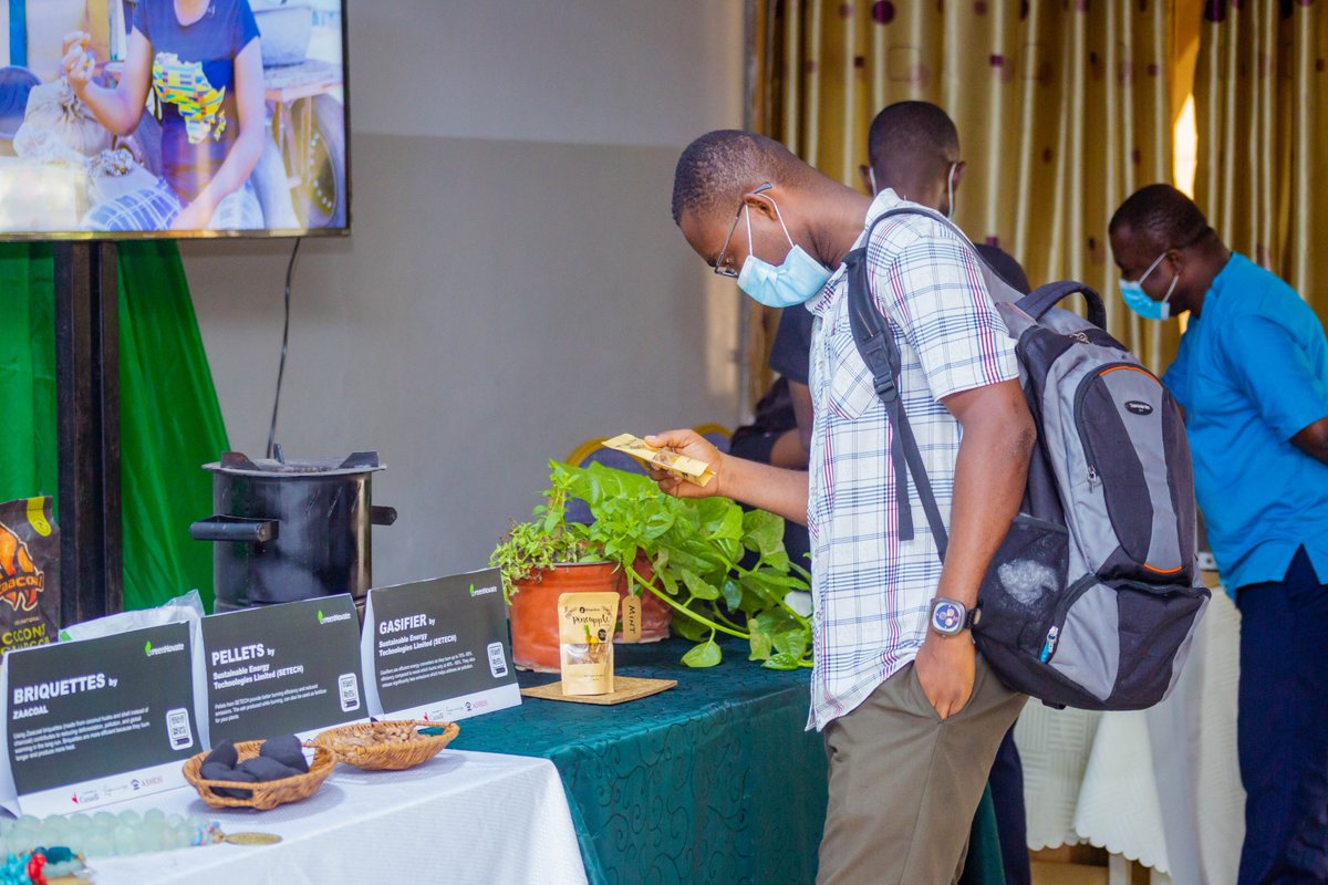 GhaCIC's tweet photo. A key part of #GreenBusinessRoadshow is the exhibition booth, which displays products of GCIC entrepreneurs. Products on display were from @Lakesyde_Farms  @YvayaFarm &amp; @GhanaBambooBike to give an appreciation of the rich network of innovative entrepreneurs they can join. #GCIC https://t.co/aluMFQnjeQ